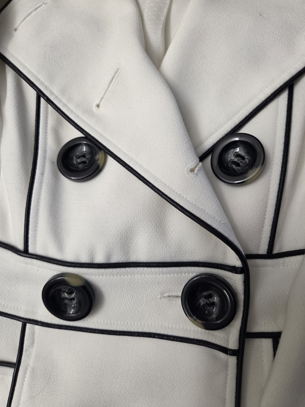 XOXO Cream Trench Coat with Black Piping - NEVER WORN - STRIKING BEAUTIFUL - Picture 4 of 4